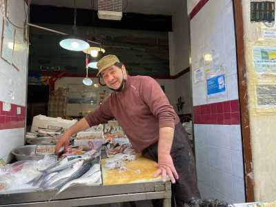 Ed ecco che con le mani umide ci sorride il proprietario della pescheria, il 60enne Giovanni Sirago
